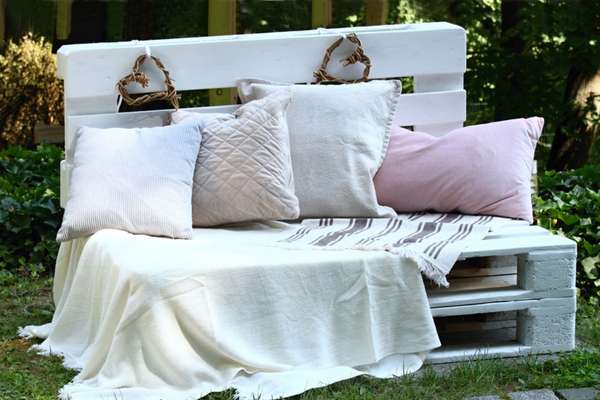 Beautiful Pallet And Cushion Garden Bench